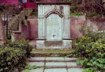 Tasarıma Dönüşen Anılar: İyi Yaşanmış Bir Hayatı Yansıtan Mezar Taşı Tasarımı Tasarıma Dönüşen Anılar: İyi Yaşanmış Bir Hayatı Yansıtan Mezar Taşı Tasarımı